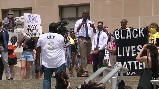 KCMO Mayor Quinton Lucas addresses protesters
