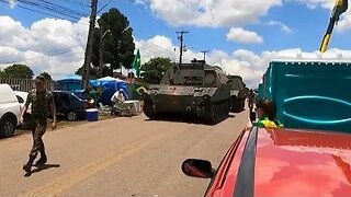 Tanqu3 de Guerr4 e Blindad0 passand em mei0 a Manifestaçã0 em Frent3 ao Exércit0