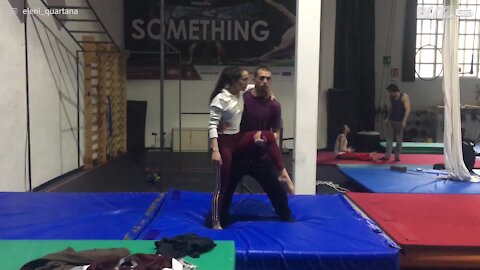 Un couple de gymnastes s'adonne à sa passion avec vigueur...