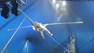 Assustador: Artista de circo cai de corda bamba