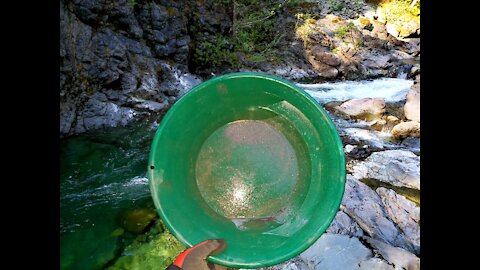 GOLD PANNING A CREEK THATS LOADED WITH GOLD!