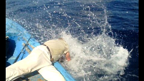 Mako haai trekt visser overboord op La Palma.