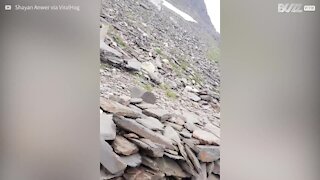 Ces alpinistes manquent d'être écrasés par un rocher