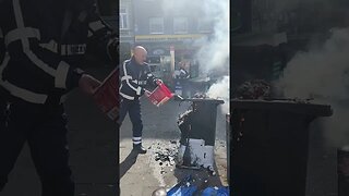 Polizist als Feuerwehrmann