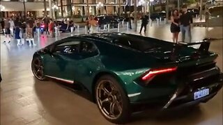 Green Lamborghini Huracan Performamte or blue Bugatti Chiron? [4k 60p]