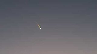 Jovem capta meteorito impressionante no Brasil