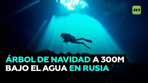 Buceadores rusos instalan un árbol de Navidad a una profundidad de casi 300 metros en un lago