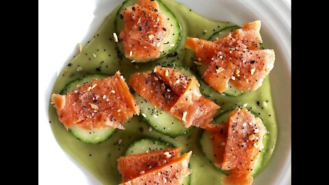 Smoked Salmon on Cucumber Slices with Lemon-Avocado Sauce