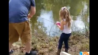Menina de 2 anos pesca robalo gigante!