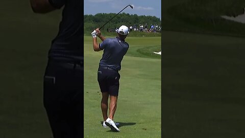 Dustin Johnson get porked by flagstick at LIVGOLF event! #dustinjohnson #livgolf #golf