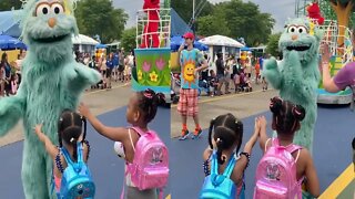 Two Black Girls Suffer Racism At Sesame Place 😱 Rosita” Costume Dismissing Two Black Children Hug