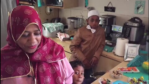 South Africa - Cape Town - Eid Ul Fitr is a celebration (video) (SSc)