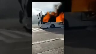 un autobus brûlé sur la route