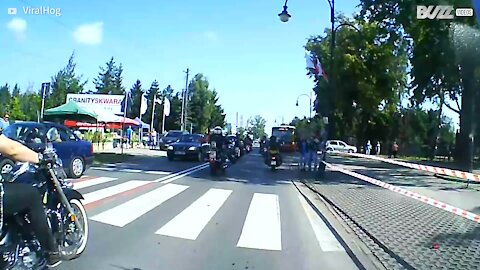 Cavalo furioso ataca grupo de motociclistas