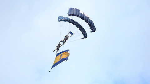Tigers Parachute Team In Double Jump End Up In Water At Torbay Airshow 4K
