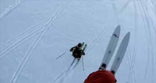 Impressionnante course entre un skieur et un speed-rider