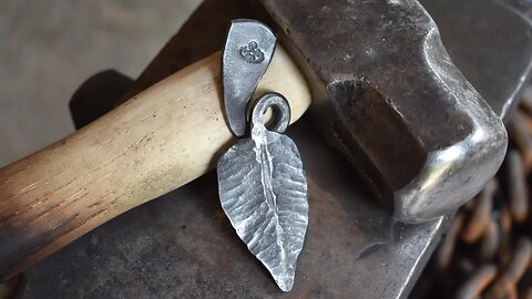 Blacksmithing for beginners: Forging my first leaf using a cross peen hammer.