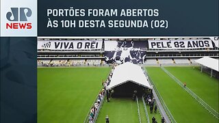 Público participa do velório de Pelé na Vila Belmiro para último adeus