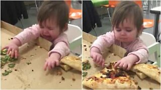 Pour ce bébé, c'est la pizza ou les pleurs!