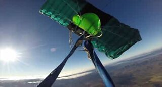 Assustador: Skydiver se atrapalha em salto e perde o controle