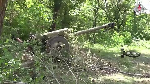 Russian D-30 122mm howitzer crew in action in Donetsk