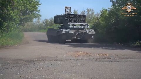 Loading and launching the Russian TOS-1A "Heavy flamethrower"