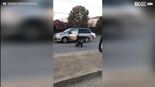 Il sort de son véhicule pour méditer en pleine rue