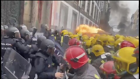 Firemen try to enter city hall in Ourense but are met by riot police