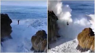 Jovem desafia a morte sobre ondas gigantes em Portugal