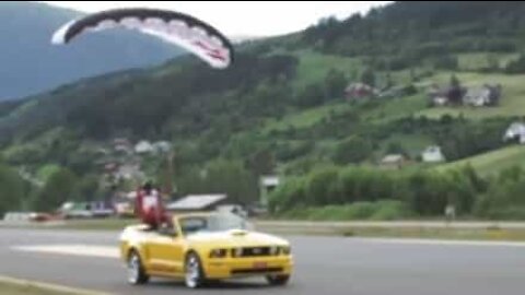 Cet homme atterri en parachute dans une voiture en mouvement