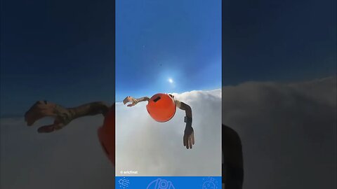 Paraquedista atravessa nuvens e registra tudo em 360 graus