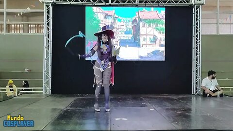 Apresentação Cosplay de Mona, do jogo Genshin Impact no 3º Americana Anime Fest (2022)