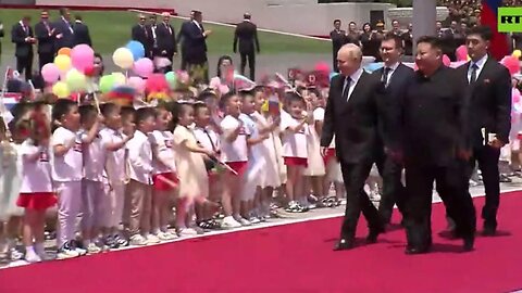 Kim Jong-un greets Russian President Vladimir Putin on Pyongyang Square