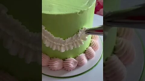 Okay last video of these cakes!! here’s a slightly longer video of the overall piping 💚💜💞