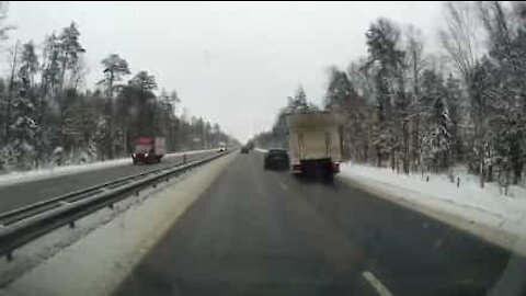 Ce dépassement imprudent cause l'accident d'un camion