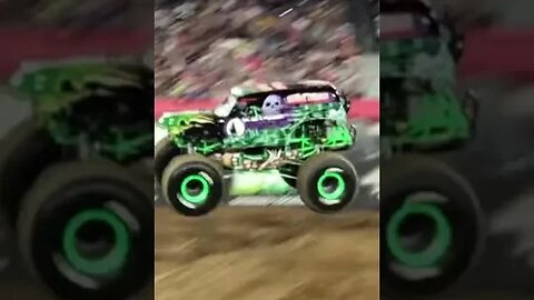 GRAVE DIGGER HUGE AIR!! #monsterjam #monstertrucks #motorsport #wheelie #crash #fullsend #shorts