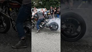 Drag bike burnouts into the crowd!!! #harleydavidson #dragracing #burnout