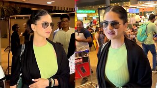 Sunny Leone Happily Greets Paparazzi At Airport 😍🔥📸✈️