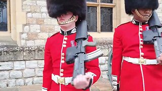 Guard patroll tower of London #horseguardsparade