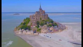 Lo spettacolare Mont Saint-Michel visto da un drone