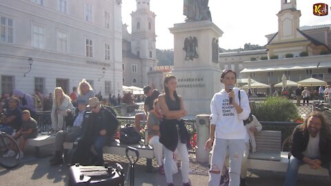 Kerstin mit ihrer Abschluß Rede nach dem Protestmarsch in Salzburg