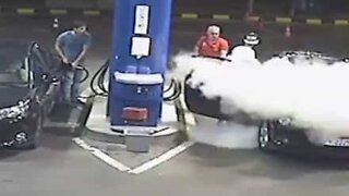 Un pompiste éteint la cigarette d'un client avec un extincteur!