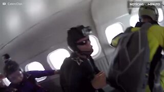 Paraquedistas dão "High five" a mais de 3 mil metros de altitude