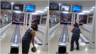 Mislykket bowling: kvinne knuser en TV