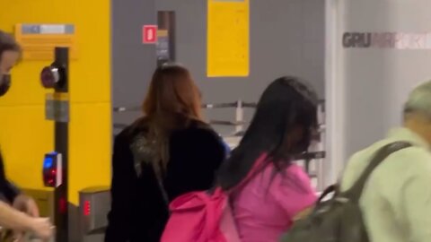 Anitta no Aeroporto de Guarulhos indo para os Estados Unidos