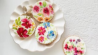 Watercolor flowers on Rolled Buttercream. So much fun! Satisfying cookie decorating video.