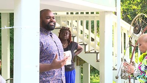 Michael Oher meets fans at book singing in Baltimore