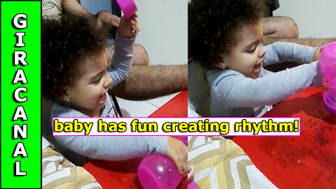 baby has fun creating rhythm! -if you laugh, click liked it"rumbles"!