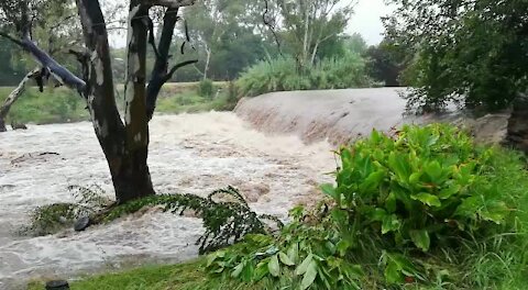 Rain causes flash flooding in Johannesburg (yKz)