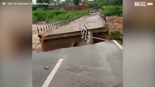 Ponte desaba durante alagamento na Índia 1